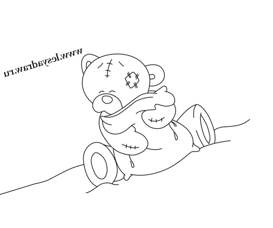 Медведь обнимает подушку