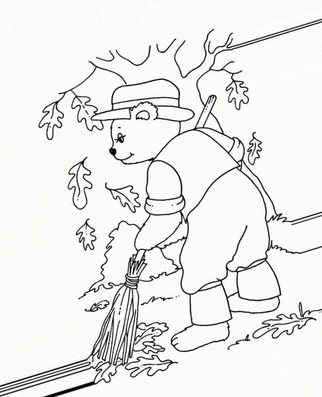 Медведь подметает листья