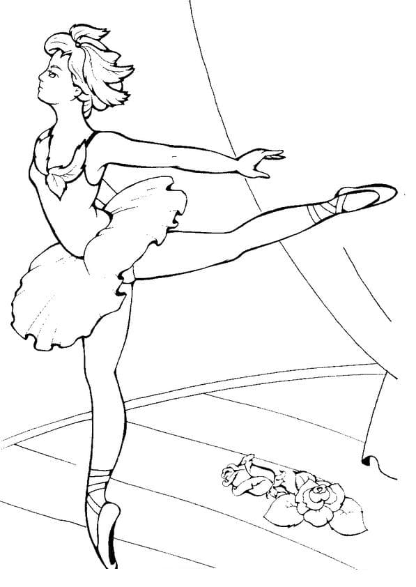Балерина делает упражнение