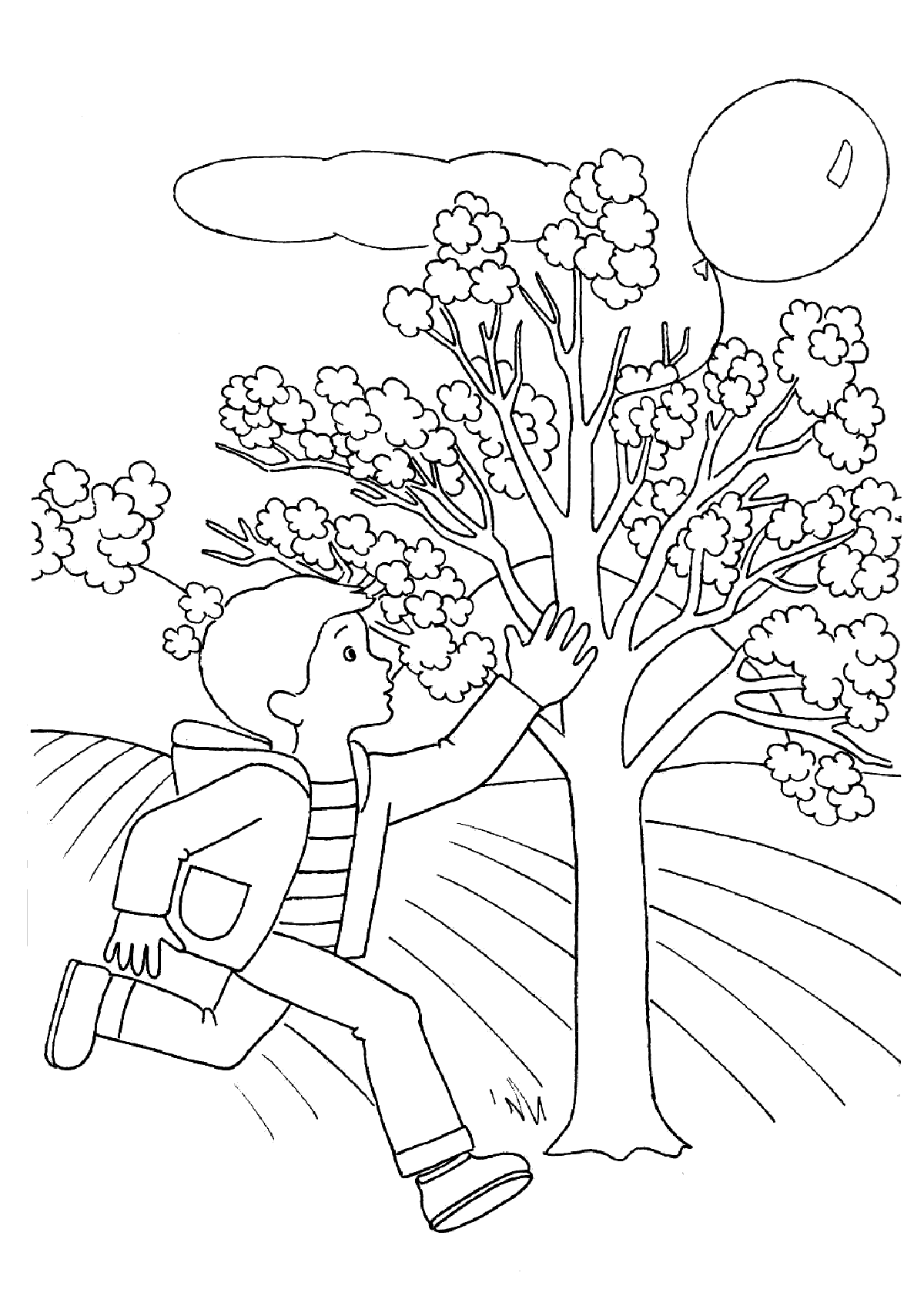 Мальчик бежит возле дерева