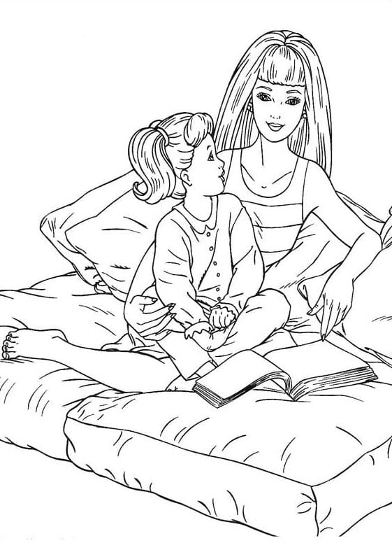 Мама с дочкой на кровати читают книгу