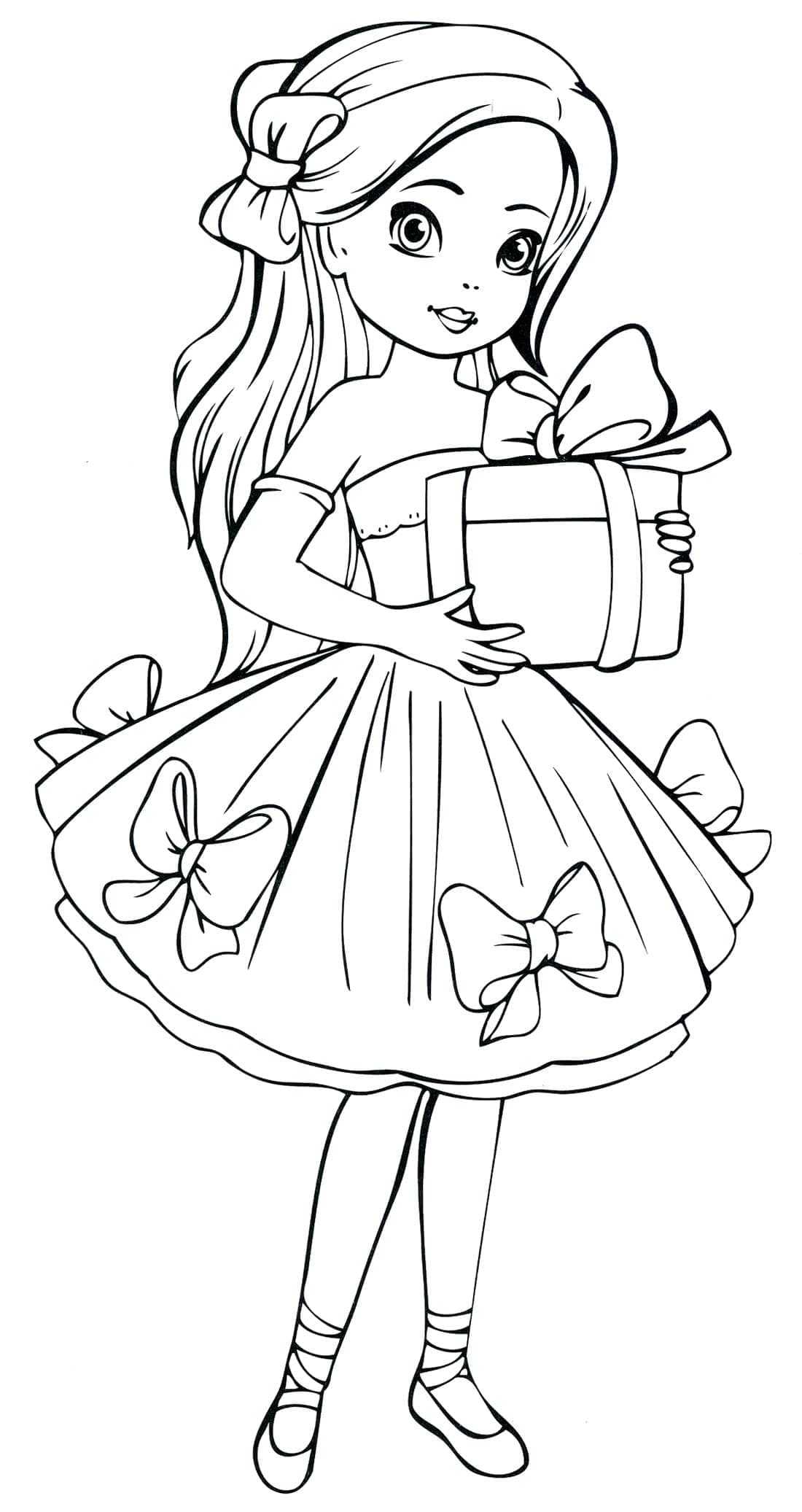 Девочка держит коробку с подарком