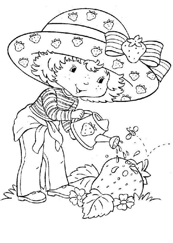 Девочка поливает клубнику