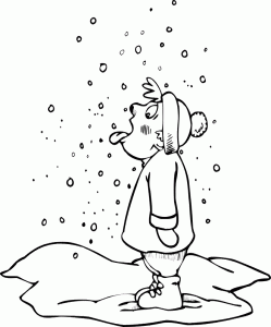 Мальчик кушает снег